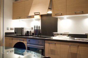 Studio (0 Bedroom) | Private kitchen | Fridge, microwave, oven, stovetop - Minimal Studio With Views Over Battersea Park (London)