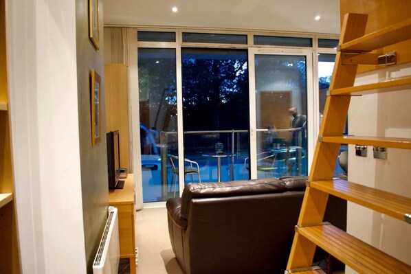 Studio (0 Bedroom) | Living room | 20-inch TV with digital channels - Minimal Studio With Views Over Battersea Park (London)