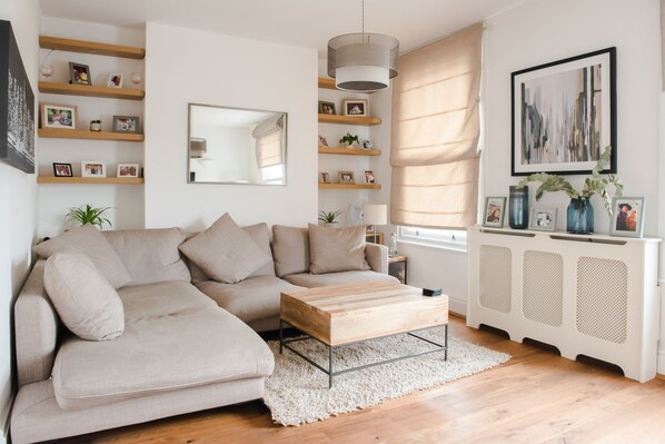 Apartment (2 Bedrooms) | Living room