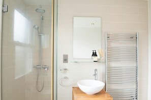 Lägenhet (2 Bedrooms) | Badrum | Badkar och dusch och handdukar
