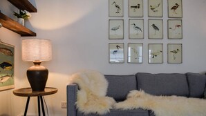 Living room - Chic And Cosy 2 Bedroom Flat By Earl's Court Tube (London)