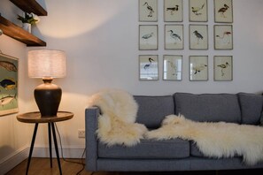 20-inch TV with digital channels, fireplace - Chic And Cosy 2 Bedroom Flat By Earl's Court Tube (London)