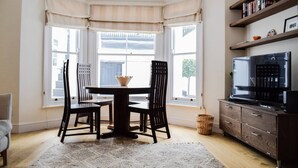 In-room dining - Chic And Cosy 2 Bedroom Flat By Earl's Court Tube (London)