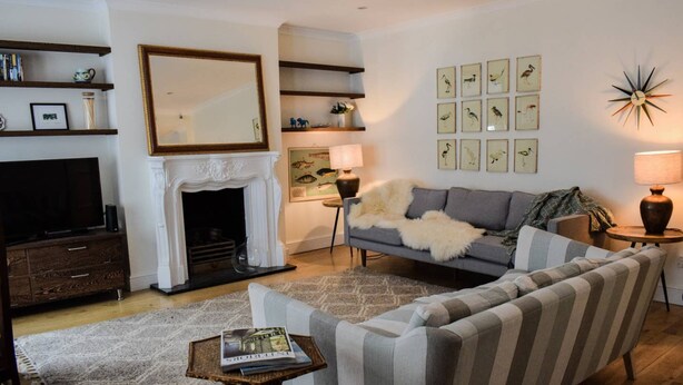 Living room - Chic And Cosy 2 Bedroom Flat By Earl's Court Tube (London)