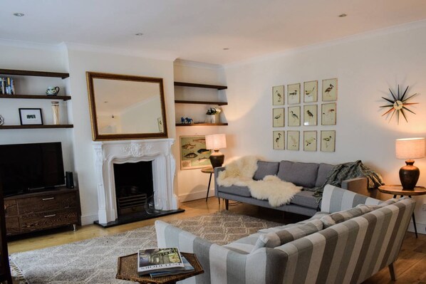 20-inch TV with digital channels, fireplace