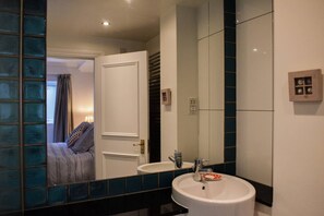 Separate bathtub and shower, free toiletries, towels