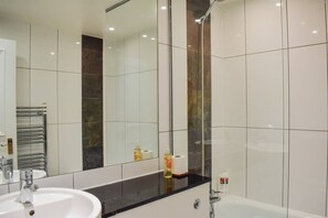 Separate bathtub and shower, free toiletries, towels - Chic And Cosy 2 Bedroom Flat By Earl's Court Tube (London)