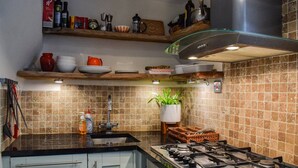 Private kitchen - Chic And Cosy 2 Bedroom Flat By Earl's Court Tube (London)