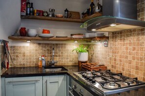 Fridge, oven, stovetop, dishwasher - Chic And Cosy 2 Bedroom Flat By Earl's Court Tube (London)