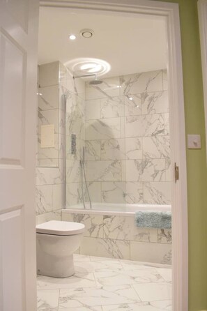 Combined shower/bathtub, free toiletries, towels