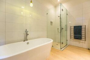 Separate bathtub and shower, free toiletries, hair dryer, towels - Contemporary Villa With Harbour Views and Pool (Auckland)