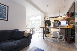 Flat-screen TV - Designer 2 Bedroom Garden Flat in Peckham (London)