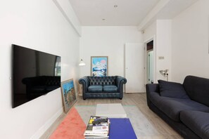 Flat-screen TV - Designer 2 Bedroom Garden Flat in Peckham (London)