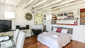 Studio (0 Bedroom) - Architecturally Designed Studio 10 Minutes to CBD (New Farm)