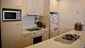 Apartamento (1 Bedroom) | Cozinha privada | Geladeira, micro-ondas, fogão, cooktop