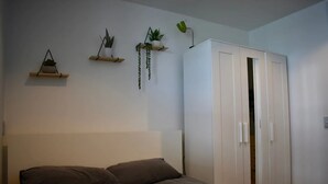 Apartamento (1 Bedroom) | 1 quarto, escrivaninha, roupa de cama
