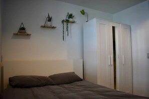 Apartment (1 Bedroom) | 1 bedroom, desk, bed sheets - Spacious 1 Bedroom Apartment With City Views (Auckland)