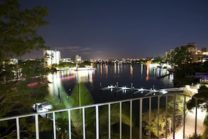 Balcony - Modern Studio Apartment With Pool And Amazing Views (Kangaroo Point)