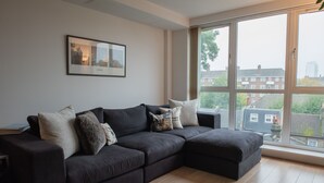 Flat-screen TV, Netflix, streaming services - Cosy 1 Bedroom South West London Apartment by River (London)