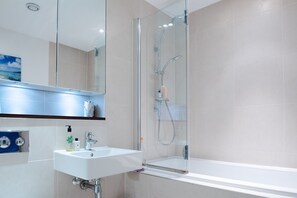 Bathroom - Cosy 1 Bedroom South West London Apartment by River (London)