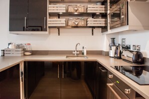 Fridge, microwave, oven, stovetop - Cosy 1 Bedroom South West London Apartment by River (London)