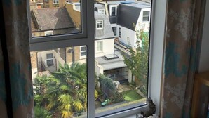 1 bedroom, bed sheets - Cosy 1 Bedroom South West London Apartment by River (London)