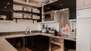 Fridge, microwave, oven, stovetop - Cosy 1 Bedroom South West London Apartment by River (London)