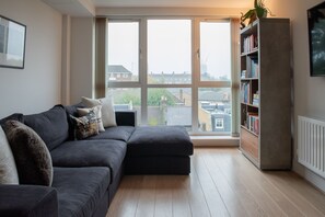 Flat-screen TV, Netflix, streaming services - Cosy 1 Bedroom South West London Apartment by River (London)
