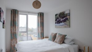 1 bedroom, bed sheets - Cosy 1 Bedroom South West London Apartment by River (London)