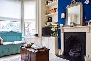 20-inch TV with digital channels, Netflix, streaming services - Pretty Brixton 1 Bedroom Flat With Garden (London)