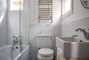 Appartement (1 Bedroom) | Salle de bain | Baignoire, articles de toilette gratuits, sĂšche-cheveux