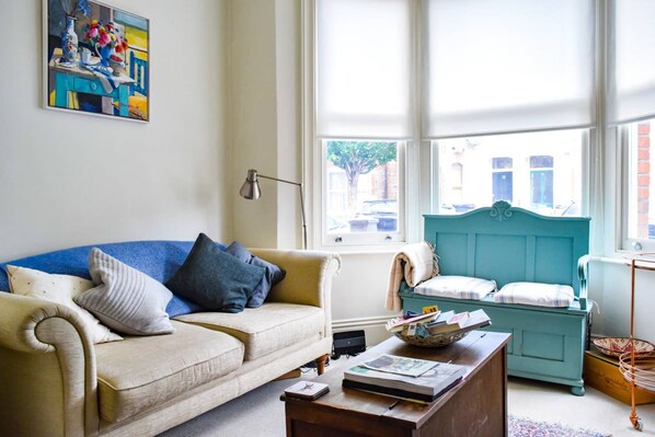 20-inch TV with digital channels, Netflix, streaming services - Pretty Brixton 1 Bedroom Flat With Garden (London)