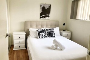 Lägenhet (1 Bedroom) | 1 sovrum, arbetsyta för laptop, strykjärn/strykbräda och sängkläder