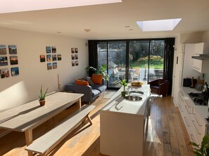 TV - Lovely 2 Bedroom Apartment With Stunning Kitchen on to Garden (London)