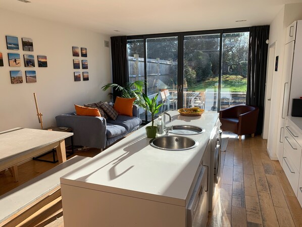 TV - Lovely 2 Bedroom Apartment With Stunning Kitchen on to Garden (London)