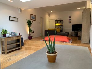 TV - Lovely 2 Bedroom Apartment With Stunning Kitchen on to Garden (London)