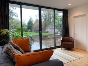 TV - Lovely 2 Bedroom Apartment With Stunning Kitchen on to Garden (London)