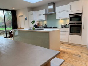Fridge, microwave, oven, stovetop - Lovely 2 Bedroom Apartment With Stunning Kitchen on to Garden (London)