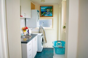 Fridge, microwave, oven, stovetop - Welcoming 4 Bedroom Family Home in Meadowbank (Auckland)