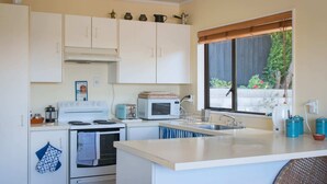 Private kitchen - Travellers Retreat 1 Bedroom in Central Auckland (Auckland)