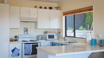 Private kitchen | Fridge, microwave, oven, stovetop