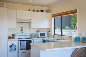 私人廚房 | 電冰箱、微波爐、烤箱、爐台