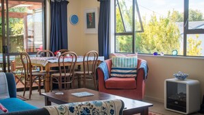 Living room - Travellers Retreat 1 Bedroom in Central Auckland (Auckland)