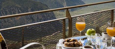 Egyptian cotton sheets, premium bedding, minibar, in-room safe