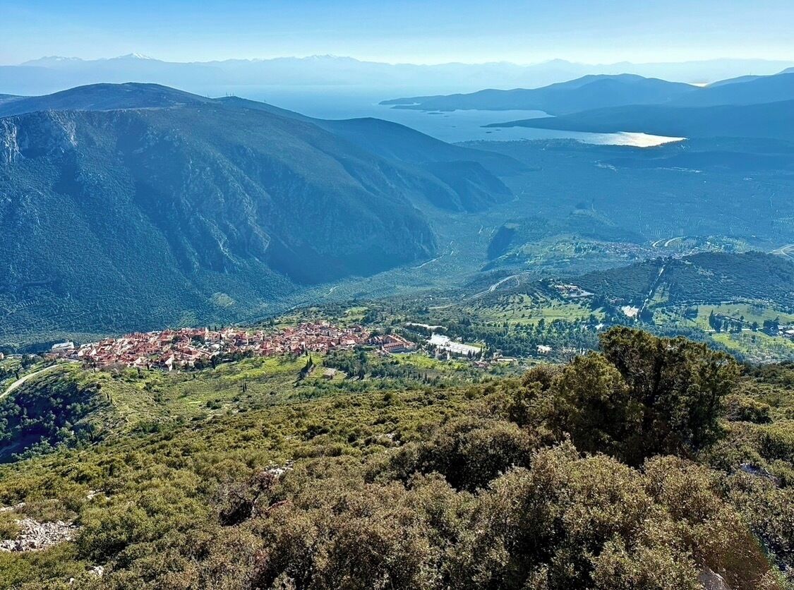 Un paysage montagneux avec une ville nichée dans une vallée.