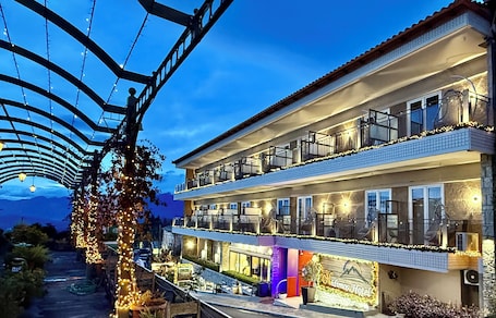 Facciata della struttura. Nidimos Hotel