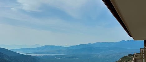 Egyptian cotton sheets, premium bedding, minibar, in-room safe