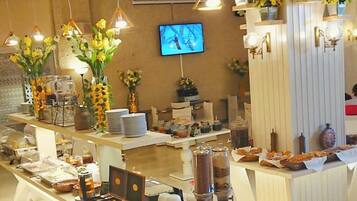 Daily full breakfast (EUR 11 per person)