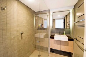 Apartment (1 Bedroom) | Badezimmer | Dusche, kostenlose Toilettenartikel, Haartrockner, Handtücher