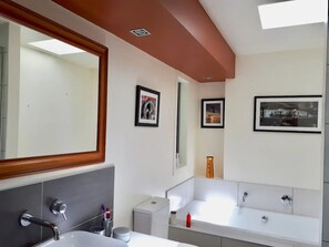Shower - Campbells Bay Family Home With Cinema Near Beach (Auckland)